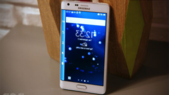 Upognjeni pametni mobilni telefoni Samsung Galaxy Note Edge  bo zagotovo šel v prodajo kot za stavo!