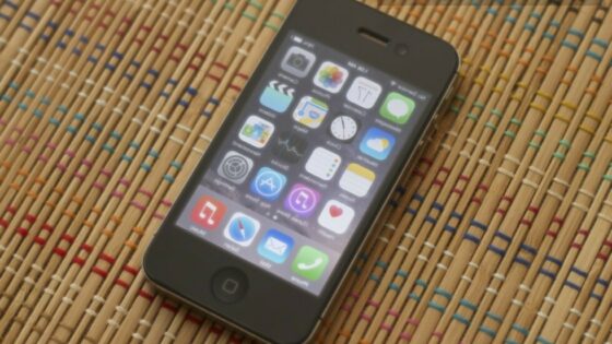 Mobilni operacijski sistem iOS 8 precej upočasni delovanje pametnega mobilnega telefona iPhone 4S!