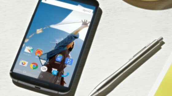 Mobilnik Google Nexus 6 je kljub nekoliko visoki maloprodajni ceni zlahka prepričal uporabnike storitev mobilne telefonije.