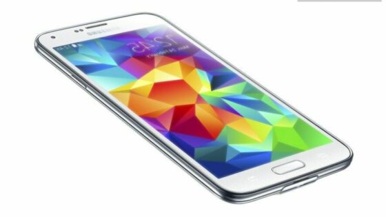 Prodaja mobilnikov Samsung Galaxy S5 je za skoraj polovico manjša od pričakovanj.
