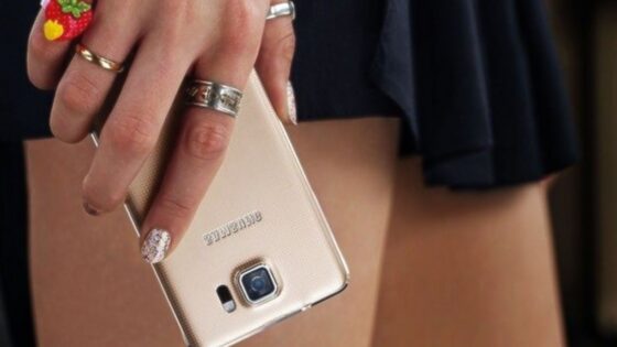 Mesto pametnega mobilnega telefona Samsung Galaxy Alpha bo prevzel nekoliko cenejši model Galaxy A5.
