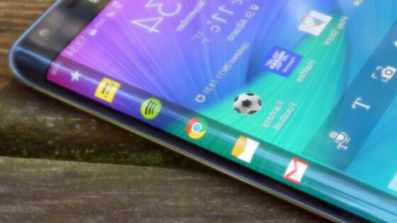 Upognjeni pametni mobilni telefoni Samsung Galaxy S6 Edge bo zagotovo šel v prodajo kot za stavo!