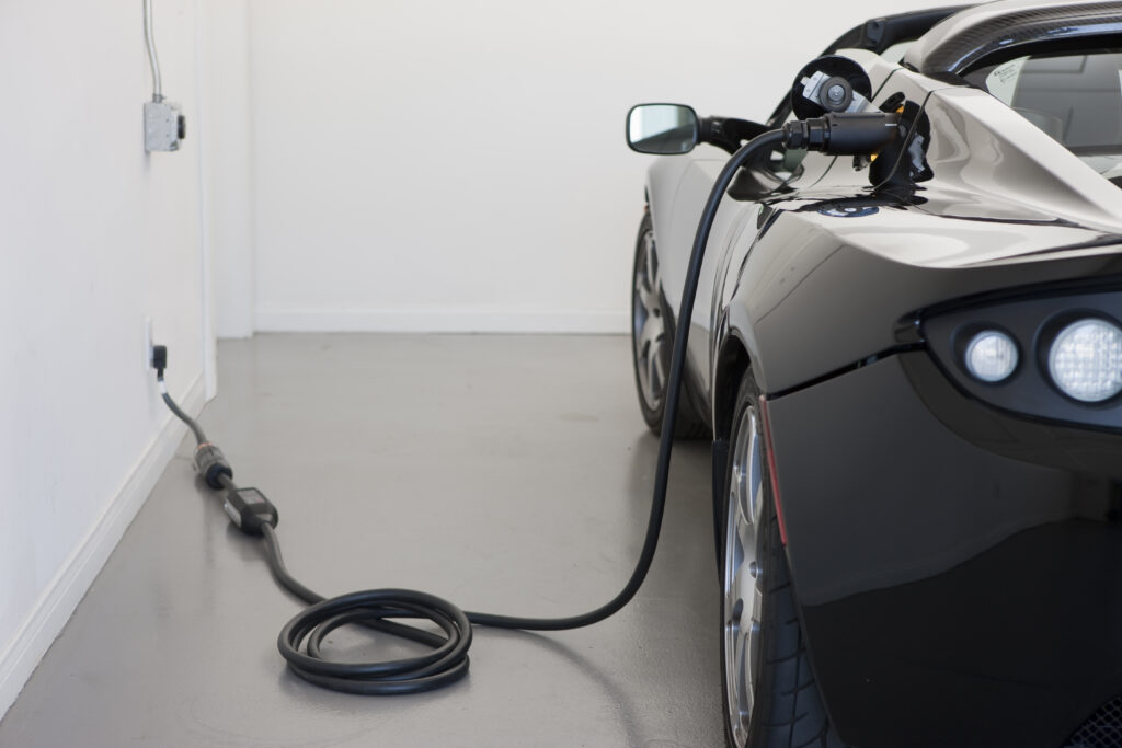 Polnilec naj bi se tako kot kača od stene podaljšal vse do v garaži parkiranega električnega avtomobila.