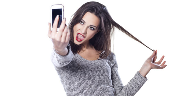 Ljubitelji selfiejev imajo simptome primerljive s psihopati ali narcisti!