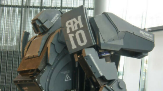 Robota višine 3,8 metra in teže petih ton je zdaj mogoče kupiti na svetovnem spletu.