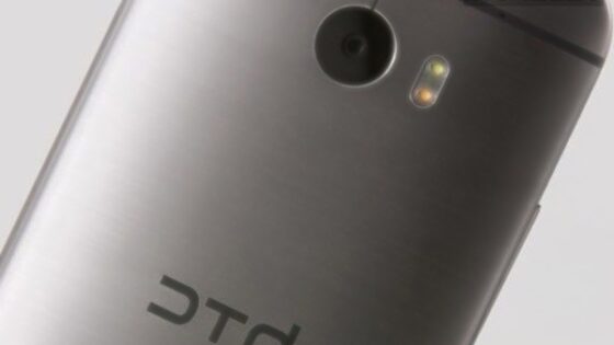 Pametni mobilni telefon HTC M8i naj bi bil naprodaj še pred pomladjo.