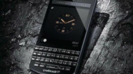 Pametni mobilnik Porsche Design P'9983 Graphite žal navdušuje le po obliki!