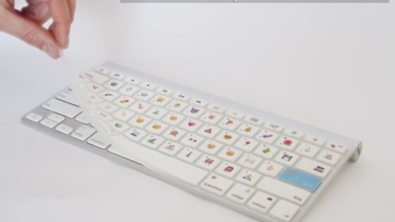 Silikonska nalepka The Emoji Keyboard Applovo tipkovnico v trenutku spremeni v napravo za pošiljanje smeškov.