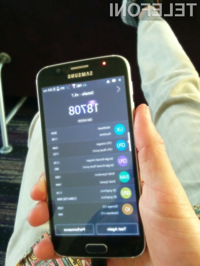 Ponaredek pametnega mobilnega telefona Samsung Galaxy S6 je težko ločiti od originala.