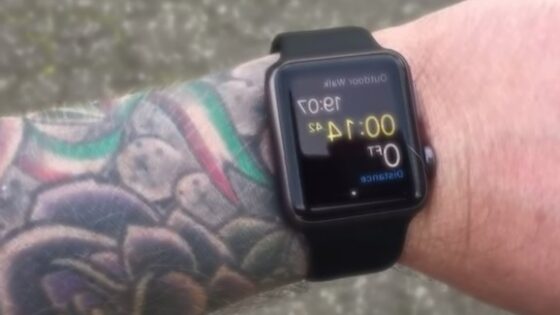 Pametna ročna ura Apple Watch ni za ljudi s tetovažami!