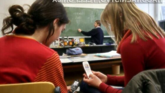 Če želite izboljšati šolske rezultate, mobilnik ob prihodu v šolo izključite!
