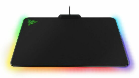 Podloga za igričarske miške Razer Firefly sa vam bo zlahka prikupila.