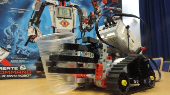 EdIT Maribor: Z roboti Lego in s spletnimi tehnologijami do uporabne poslovne logike