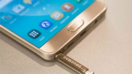 V Evropi bo poslovni mobilnik Samsung Galaxy Note 5 naprodaj šele v začetku naslednjega leta.