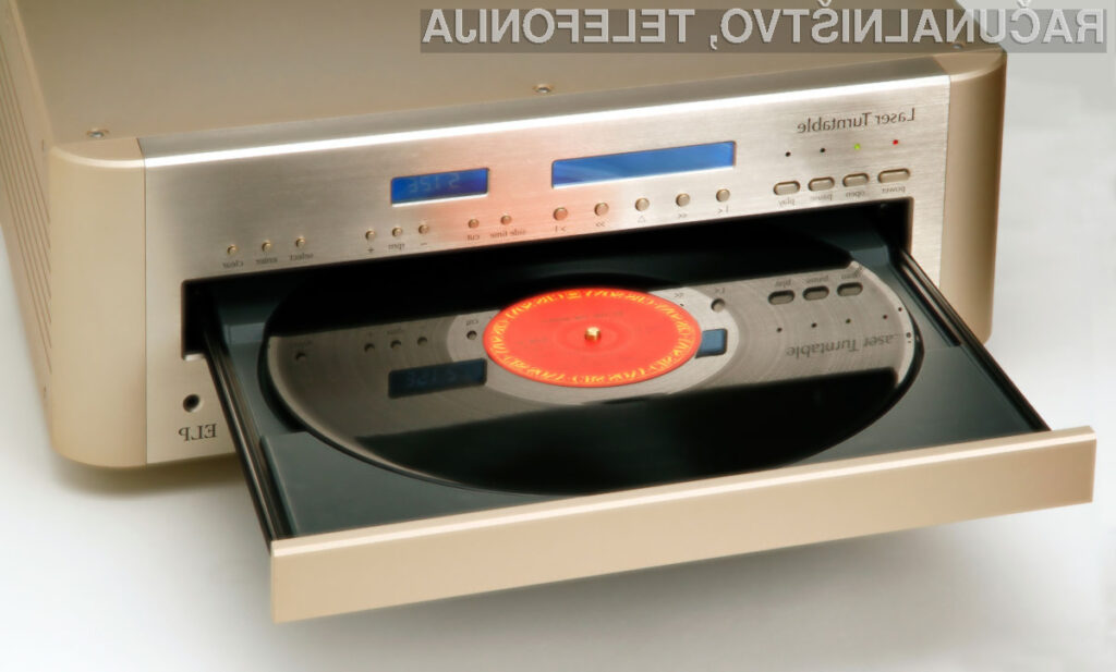 Novodoben predvajalnik gramofonskih plošč ELP Laser Turntable delo opravlja več kot odlično.