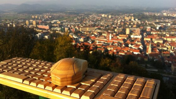 Lesena miška in tipkovnica za naročnike Računalniških novic!