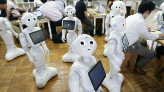 Robot Pepper je med »pretepom« sam poklical policijo na pomoč.