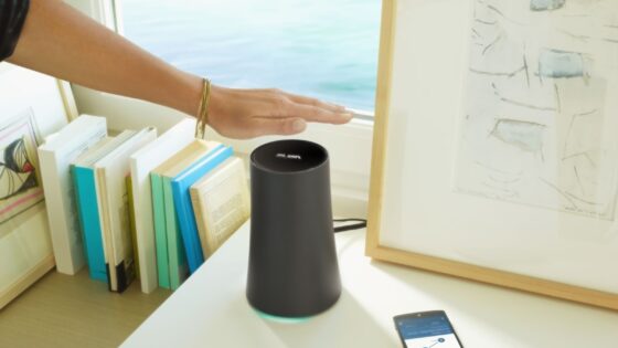 Novi Googlov usmerjevalnik OnHub lahko upravljamo celo z roko.