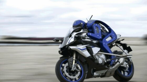 Robot podjetja Yamaha naj bi že kmalu lahko obvladoval vožnjo z motorjem s potovalno hitrostjo do 200 kilometrov na uro.