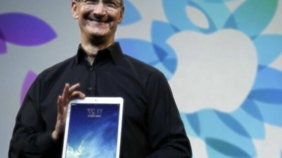 Pri podjetju Apple so prepričani, da je Microsoftov Surface Book neuporaben ker zahteva preveč kompromisov z obeh svetov.