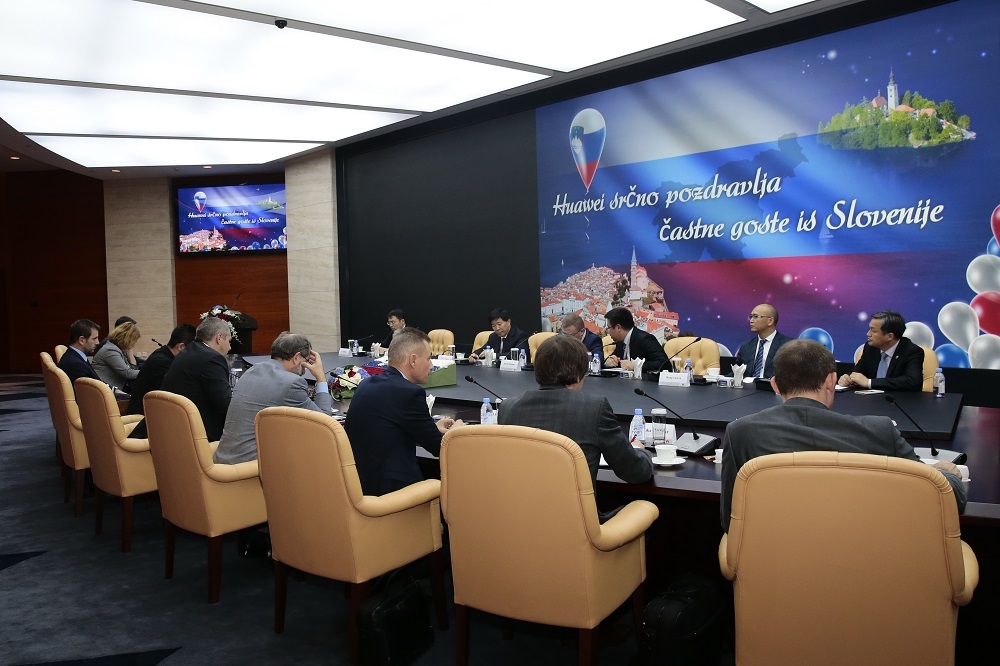 Podpredsednik Vlade RS Dejan Židan  na  obisku v podjetju Huawei