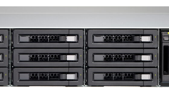 Novi Qnap TVS-EC1580MU-SAS-RP omogoča vgradnjo 15 SATA/SAS/SSD diskov.