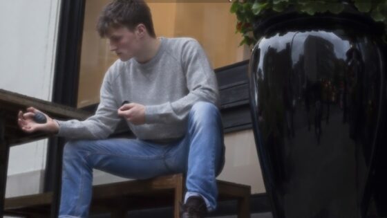 Navidezna kitara Kurv Guitar start-up podjetja Kurv Music je nadvse preprosta za uporabo!
