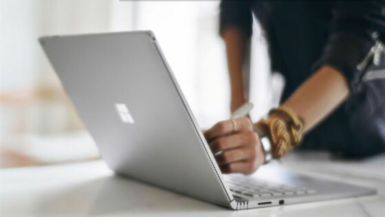 Težava s hibridno tablico Surface Book bo odpravljena v naslednjem letu.