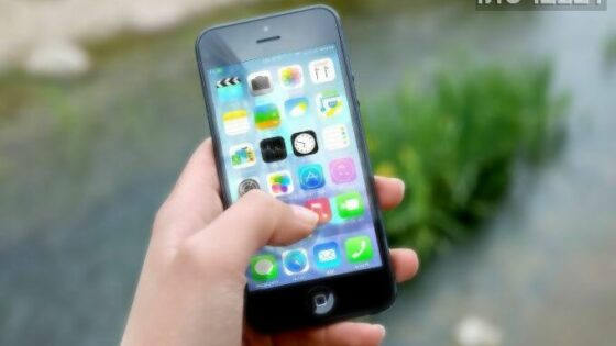Mobilni telefon iPhone 5SE naj bi se po tehničnih specifikacijah brez težav postavil ob bok novejšim napravam.