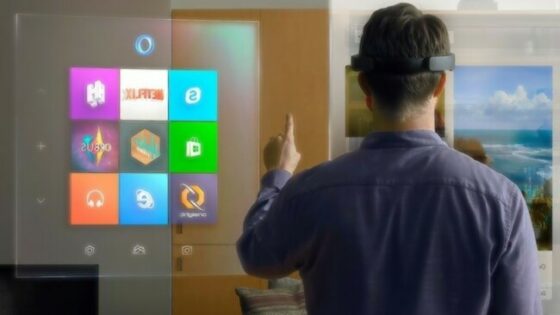 Microsoft ima z očali za navidezno resničnost HoloLens visoka pričakovanja.