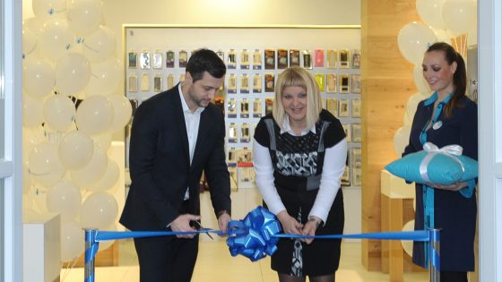 Telekomov center sta odprla Aleš Srebot, vodja Službe za prodajo zasebnim uporabnikom v Telekomu Slovenije, in Katjuša Kralj, vodja Telekomovega centra Nova Gorica, Kromberk