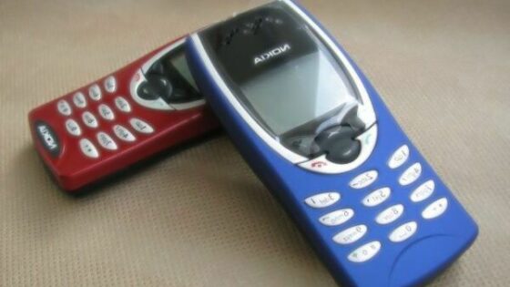 Mobilni telefon je bil leta 1999 vse prej kot nepogrešljiv.