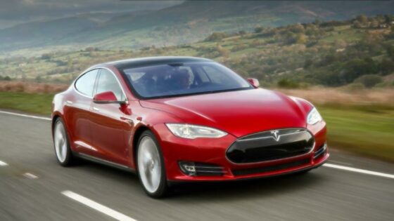 Prestižni električni avtomobili Tesla bodo postali dostopni širši množici.