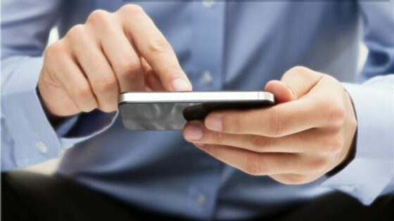 Za kupce pametnega mobilnega telefona so zdaleč najpomembnejša zmogljivost naprave in njena maloprodajna cena.