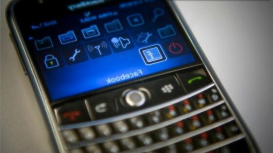 Uporabniki mobilnih naprav BlackBerry bodo kmalu ostali še brez Facebooka!