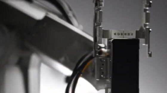 Robot Liam lahko vsako uro reciklira do 350 mobilnih telefonov iPhone.