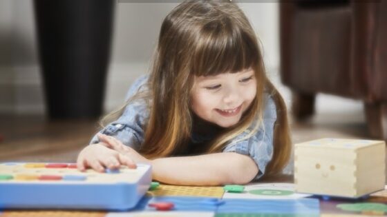 Glavni adut miniaturnega robota Cubetto je nadvse enostavno programiranje.