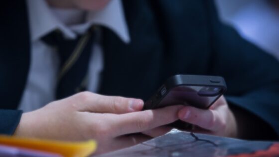 V kazahstanskih vladnih ustanovah bo dovoljeno uporabljati le mobilne telefone brez kamer in dostopa do interneta!