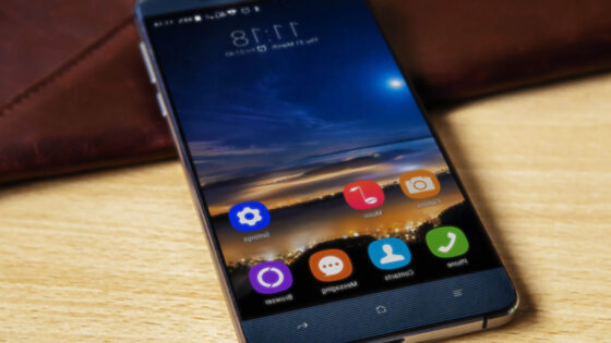 Mobilni telefon Oukitel K6000 odlikujejo odličen zaslon, zmogljiva baterija in nizka cena!