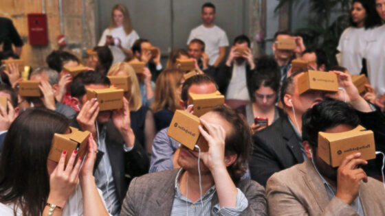 Očala Google Cardboard so kljub izjemno preprosti zasnovi nadvse priljubljena med ljubitelji navidezne resničnosti.