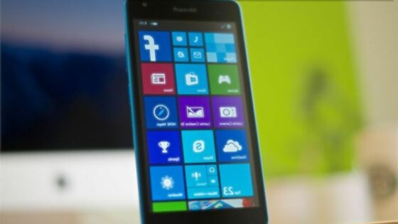 Pametni mobilni telefoni Microsoft Surface naj bi luč sveta ugledali v prvi polovici naslednjega leta.