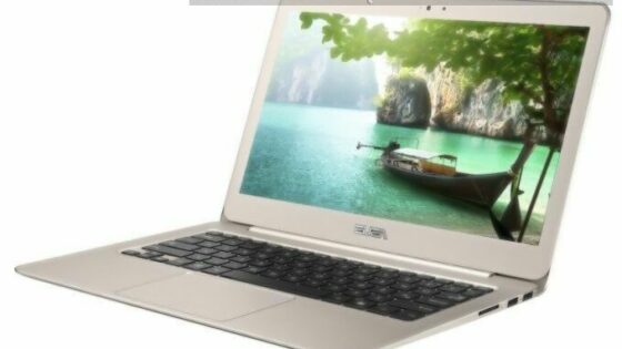 Novi Asus Zenbook se lahko brez težav postavi po robu kompaktnemu prenosnemu računalniku Apple MacBook Air.