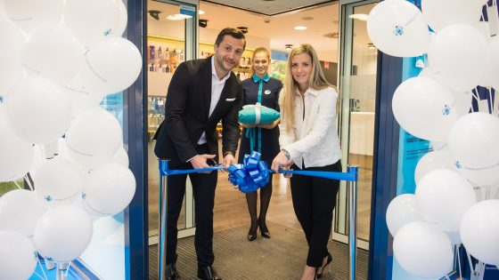 Telekomov center sta odprla Aleš Srebot, vodja Službe za prodajo zasebnim uporabnikom v Telekomu Slovenije, in Katja Brlek, vodja Telekomovega centra Lucija.