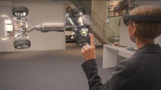 Microsoft HoloLens prinesel revolucijo na delovna mesta
