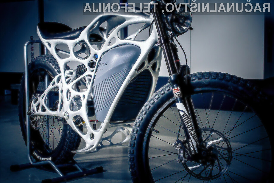 Natisnejo električno motorno kolo The Light Rider tehta zgolj 35 kilogramov.