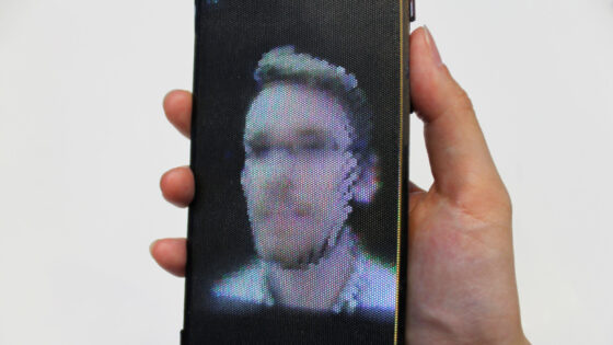 Pametni in upogljiv 3D zaslon brez stekla HoloFlex bi zagotovo povečal uporabnost pametnih mobilnih telefonov!