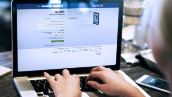 Za neprimerno objavo na Facebooku bi lahko starše v Franciji doletela denarna kazen v višini kar 45 tisoč evrov!