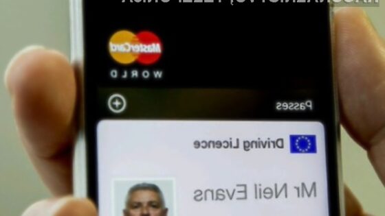 Britanci bodo kmalu večino dokumentov imeli kar na pametnem mobilnem telefonu.