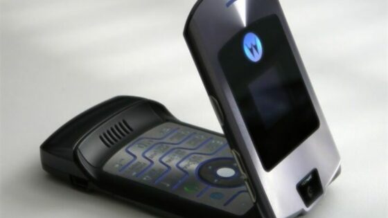 Legendarni telefoni Motorola Razr bodo kmalu ponovno med nami.