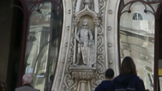Zaradi sebičnega sebka je bil uničen neprecenljivi kip iz 19. stoletja.